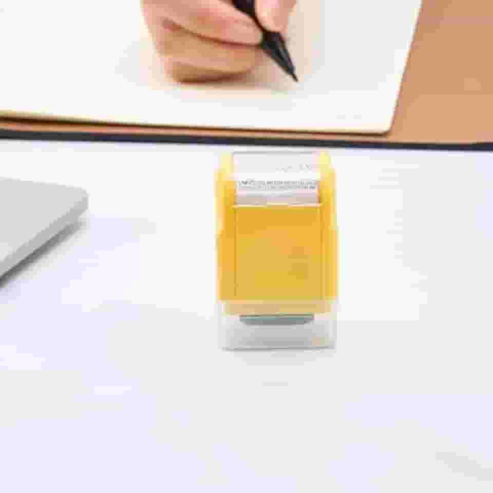 Carimbo comercial autotintado, design quadrado, amarelo e transparente