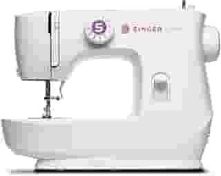 Singer Máquina de Costura SINGER M1605 Branca, 220V com Acessórios e Luz LED | 6 Pontos, 750 Pontos/Minuto | Braço Livre, Casa de Botão Automática, Cortador de Linha, Passador Manual | Uso Doméstico