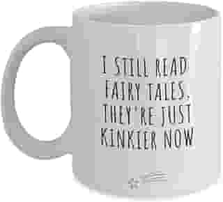 Caneca 'I Still Read Fairy Tales, they're just Kinkier Now' Presentes engraçados para amantes de livros de melhor amigo, presentes para esposa, ela, mulheres, Papai Noel secreto