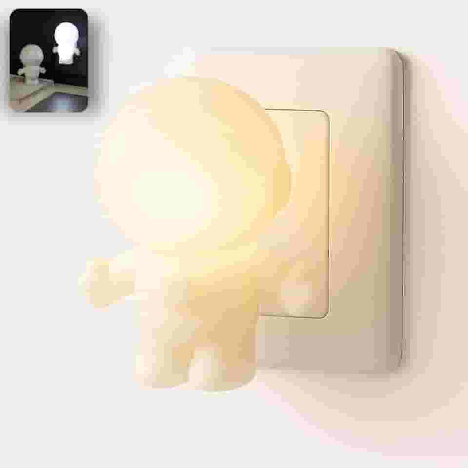 Luminária de Tomada Astronauta – Luz Noturna LED Bivolt – Abajur Criativo e Divertido para Quarto Infantil, Sala, Corredor ou Decoração Temática