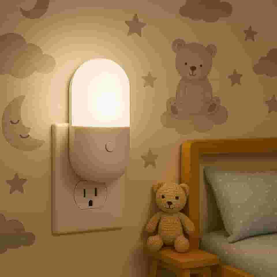 Mini Abajur de LED Noturno Bivolt para Quarto Infantil Luminária de Tomada em Acrílico Luz Suave e Confortável para Bebês e Crianças