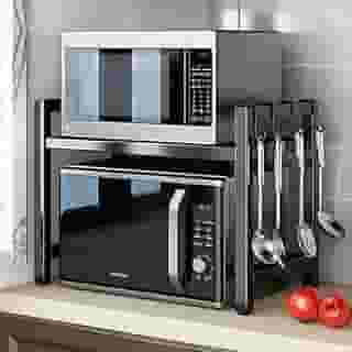 inthome Suporte de prateleira de micro-ondas de 2 níveis, rack de armazenamento de altura ajustável, bancada expansível para forno de micro-ondas, aço carbono, 6 ganchos e suporte de tábua de corte