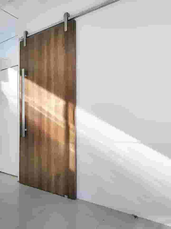 Porta De Madeira + Kit De Correr 2m + Puxador Flat 1m Fosco Cor:Carvalho