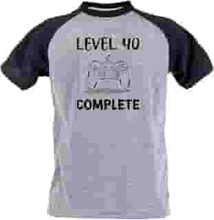 Camiseta level 40 complete presente geek gamer 40 anos Cor:Preto com Cinza;Genero:Unissex;Tamanho:G