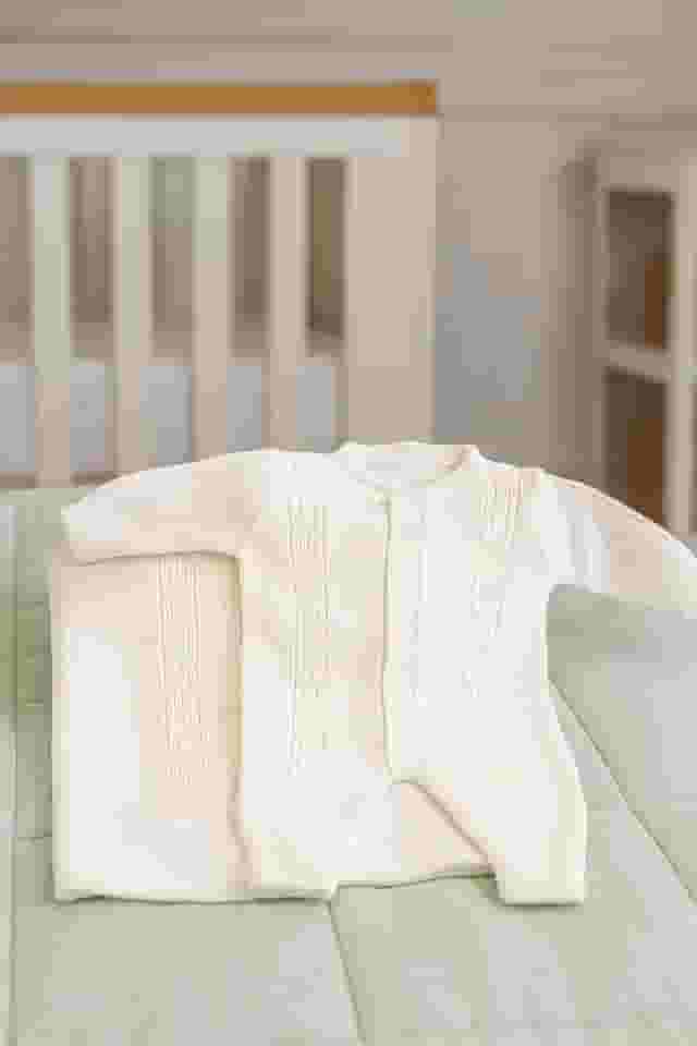 SAIDA MATERNIDADE 2 PÇS EM TRICOT MODELO ACONCHEGO (Branco, Com Botão)