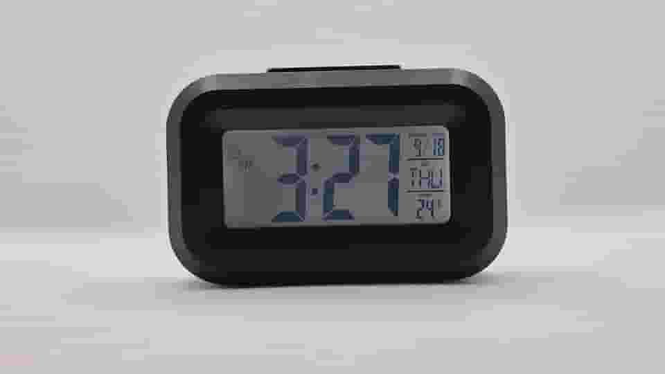 Relógio de Mesa Digital Despertador a Pilha com Termômetro e Calendário, Luz Noturna Azul, Design Moderno e Compacto para Quarto, Escritório e Viagem (Preto)