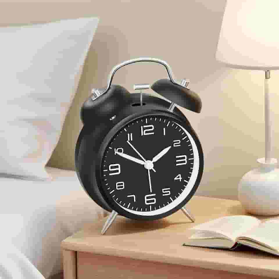 Despertador duplo de 10 cm para pessoas com sono pesado, luz de fundo, despertador à moda antiga operado por bateria para quartos (mostrador 3D, preto)