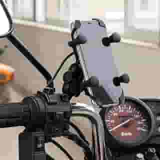 Suporte de Celular para Moto com Carregador USB 2.4, Fixação por Garra no Retrovisor ou Parafuso do Guidão, Resistente, Antivibração, Rotação 360°, Designer Ergonômico, Compatibilidade até 6.8'