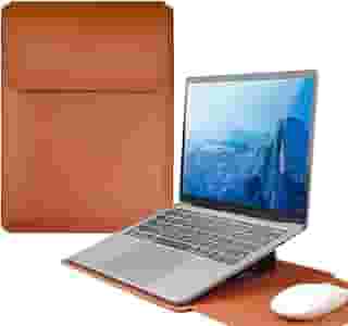 Capa PREMIUM em Couro para Macbook Pro e Air 13' Polegadas (2016-2025) com Suporte Ergonômico e Mousepad Integrado, Compatível com Notebook (Marrom)
