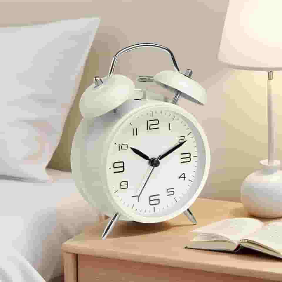 Despertador duplo de 10 cm para pessoas com sono pesado, luz de fundo, despertador à moda antiga operado por bateria para quartos (mostrador 3D, branco)