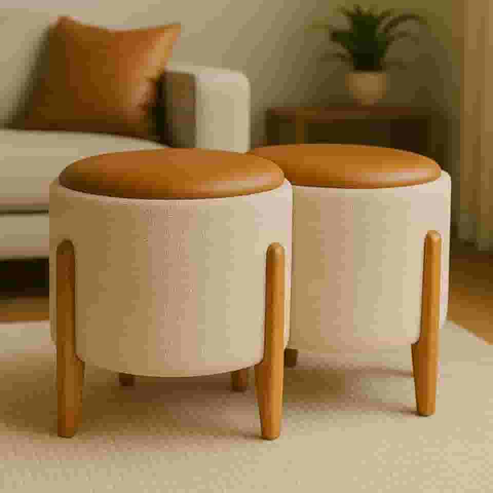 Kit 2 Puff Banquetas Redondo Banco Pufe Assento Macio em Courino Tecido Boucle Decorativo para Sala Escritório Apartamento Soft Lux com Pés em Madeira (Areia/Caramelo)