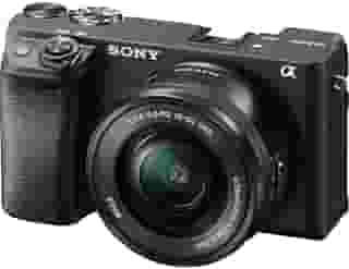 Câmera digital Sony Alpha 6400 com sensor APSC, 24,3MP, tela ajustável em 180°(selfie) e lente 16-50mm F3.5-5.6 | ILCE-6400L/B