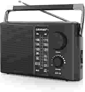 Rádio AM FM portátil com melhor recepção LEOTEC, alimentado por pilha ou alimentação CA, alto-falante grande, botão de afinação grande, mostrador transparente, conector de fone de ouvido para presente