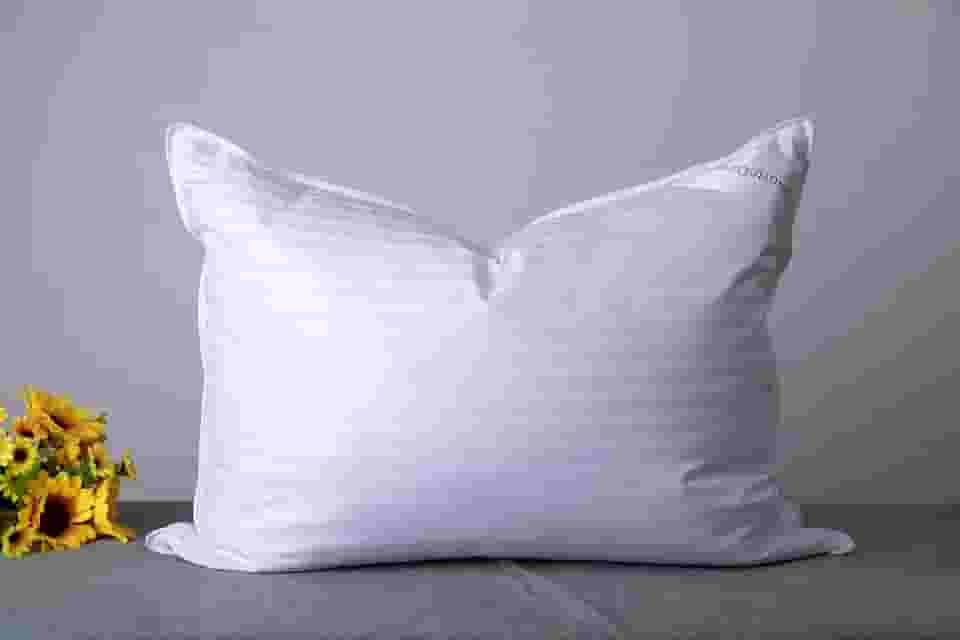 Queen Size – Travesseiros para cama de penas de ganso, coleção de hotel para dormir, uma almofada para costas, estômago ou para pessoas que dormem de lado, listrada, cor branca