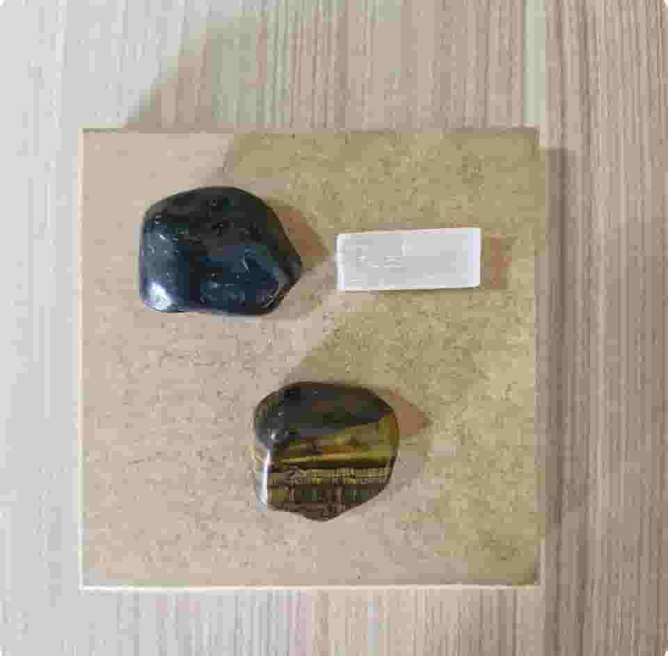 Kit de Cristais para Proteção e Força com Ônix, Selenita e Olho de Tigre + lindo saquinho de Juta para armazenamento dos cristais