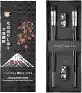 TIICOO Pauzinhos de Metal Reutilizáveis 2 Pares de Pauzinhos de Aço Inoxidável Banhados A Titânio 18/8 com Suporte, Laváveis Na Máquina de Lavar Louça, Antiderrapante Estilo Japonês, Conjunto de Prese