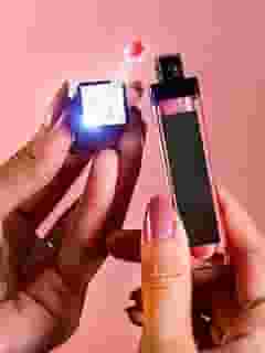 Gloss labial com Brilho cor cereja - com ácido hialurônico e vitamina e - gloss hidratante - com espelho e luz