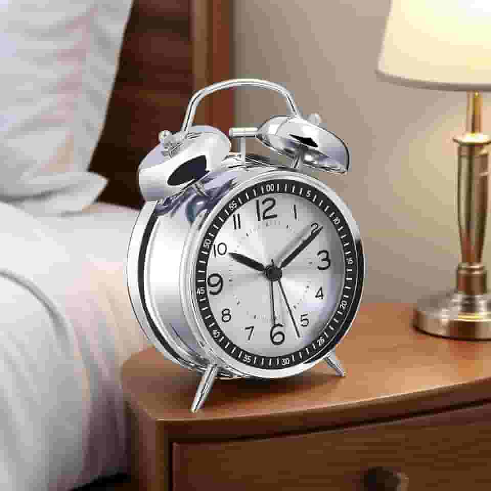 Despertador alto para adultos com sono pesado, despertador analógico operado por bateria de 4,5 polegadas para decoração de quartos, prata