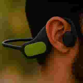 Fone Premium Condução Óssea Bluetooth, Open-Ear, IPX7, 15H Bateria, Esportivo, Leve, Com Microfone, Marca VARENZIA