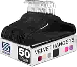 Zober Pacote com 50 cabides de veludo - cabides pretos resistentes para casacos, calças e roupas sociais - Conjunto de cabides antiderrapantes - Cabides de feltro para roupas que economizam espaço