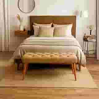 Banqueta Retangular Classic Pés De Madeira Capitonê Estofada Quarto Suede (Bege)