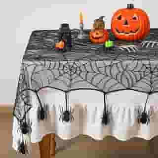 Windkream Caminho de mesa de Halloween de 152 x 213 cm, corredor de mesa de teia de aranha de renda preta com aranha rastejante, decorações góticas de Halloween para decoração de interiores de festa