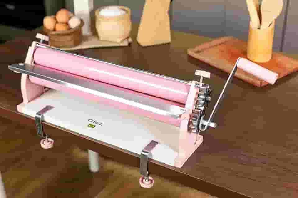 Cilindro de Massa Manual 45cm Cricri Cor Rosa Antiaderente Ideal para Pão Caseiro Pastel Pizza Salgado Lasanha Macarrão - Engrenagens em Alumínio