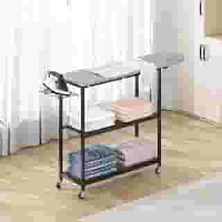 Tábua de Passar Roupa, Mesa de Passar Roupa Dobrável, Tábua de Passar Roupa Reforçada, com Duas Prateleiras e Rodas, Facilidade de Movimentação e Organização de Objetos
