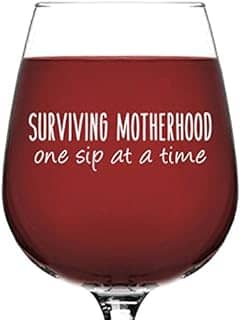 Copo de vinho divertido Surviving Motherhood – Melhor presente de dia das mães para esposa, mãe, mulher, filha – Presentes exclusivos para mãe mordida do marido, filho – Ideia divertida de presente de aniversário para uma nova mamãe, irmã, amiga