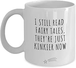 Caneca 'I Still Read Fairy Tales, they're just Kinkier Now' Presentes engraçados para amantes de livros de melhor amigo, presentes para esposa, ela, mulheres, Papai Noel secreto