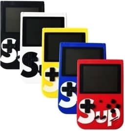 Mini Game Portátil Sup Game Box Plus com 400 Jogos, espelhamento da imagem e áudio na TV. Temos ele na cor Preto, Azul, Vermelho e Branco, acompanha os cabos e a bateria.