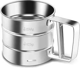 Polvilhador Peneira Manual em Aço Inox com Gatilho, para Farinhas, Temperos, Açucar e Tapiocas