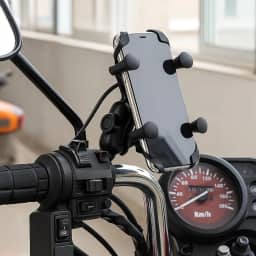 Suporte de Celular para Moto com Carregador USB 2.4, Fixação por Garra no Retrovisor ou Parafuso do Guidão, Resistente, Antivibração, Rotação 360°, Designer Ergonômico, Compatibilidade até 6.8"
