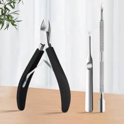 Black+Pusher, 1 conjunto de alicate e cortador de cutículas com alça de silicone com empurrador de cutícula, ferramenta de remoção de aço inoxidável para cuidados com as unhas, itens essenciais para