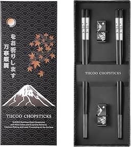TIICOO Pauzinhos de Metal Reutilizáveis 2 Pares de Pauzinhos de Aço Inoxidável Banhados A Titânio 18/8 com Suporte, Laváveis Na Máquina de Lavar Louça, Antiderrapante Estilo Japonês, Conjunto de Prese
