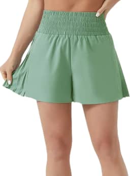 Short feminino de treino de cintura alta plissado lateral atlético com forro de malha bolso com zíper