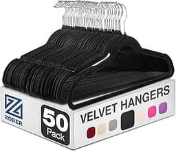 Zober Pacote com 50 cabides de veludo - cabides pretos resistentes para casacos, calças e roupas sociais - Conjunto de cabides antiderrapantes - Cabides de feltro para roupas que economizam espaço