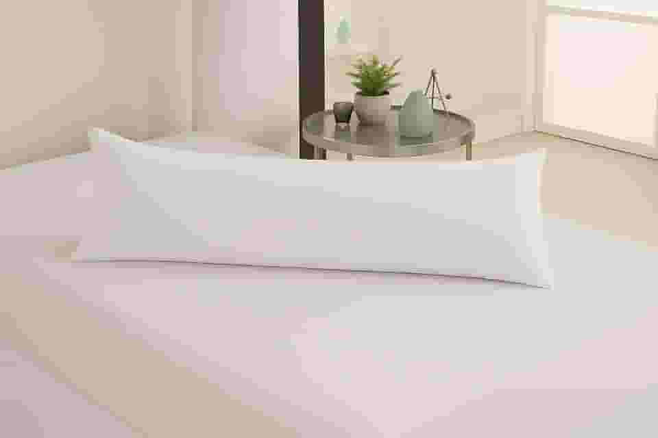 Travesseiro De Corpo Xuxinho Com Capa Micro Percal 200 Fios Enchimento 100% Silicone Tamanho Compacto, Elegância Para Quartos E Salas. (Branco)
