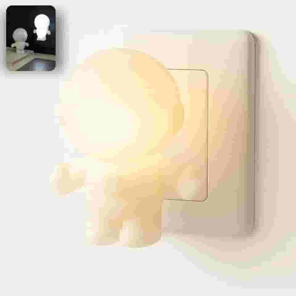 Luminária de Tomada Astronauta – Luz Noturna LED Bivolt – Abajur Criativo e Divertido para Quarto Infantil, Sala, Corredor ou Decoração Temática
