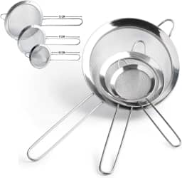 Jogo 3 Peneiras em Aço Inox Resistente Luxo Para Coar Polvilhar Versátil, Durável, com Suporte para Panelas e Travessas, Resistente a Temperaturas e de Fácil Manuseio PRÓODOS