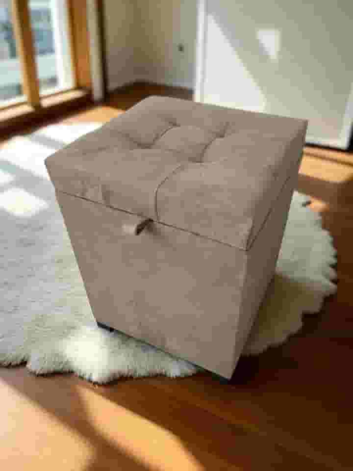 Puff Baú Siena, 36x36x47 cm, Suede Bege, Assento Estofado com Armazenamento