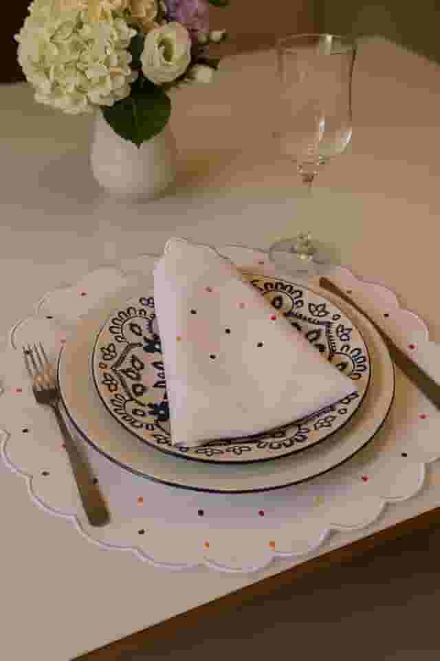 Jogo Americano, 4 Peças com Guardanapos, Bordado Artesanal em Algodão 100%, Branco com Póa Colorido, 36cm Diâmetro