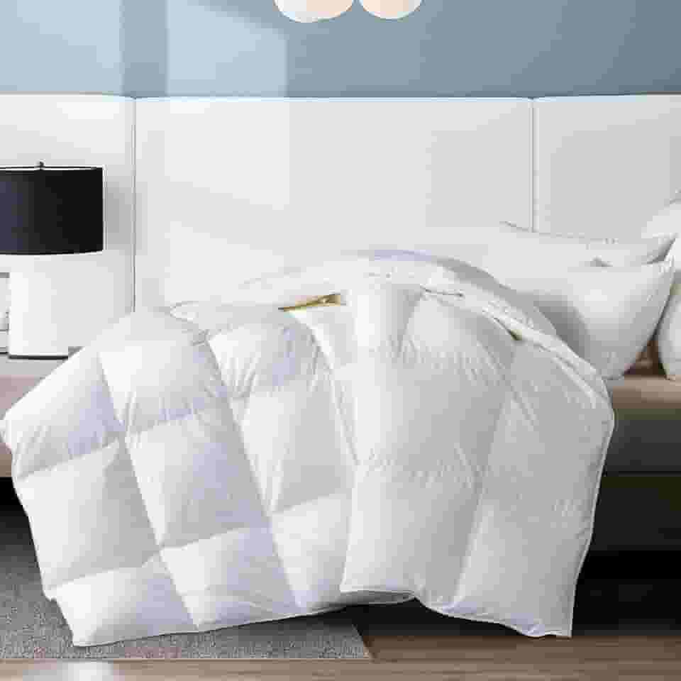 WhatsBedding Edredom King leve de penas de ganso e plumas - Coleção de hotel luxuoso - Capa de 100% algodão branco fino com enchimento de edredom com abas de canto - King Size 260 x 234 cm