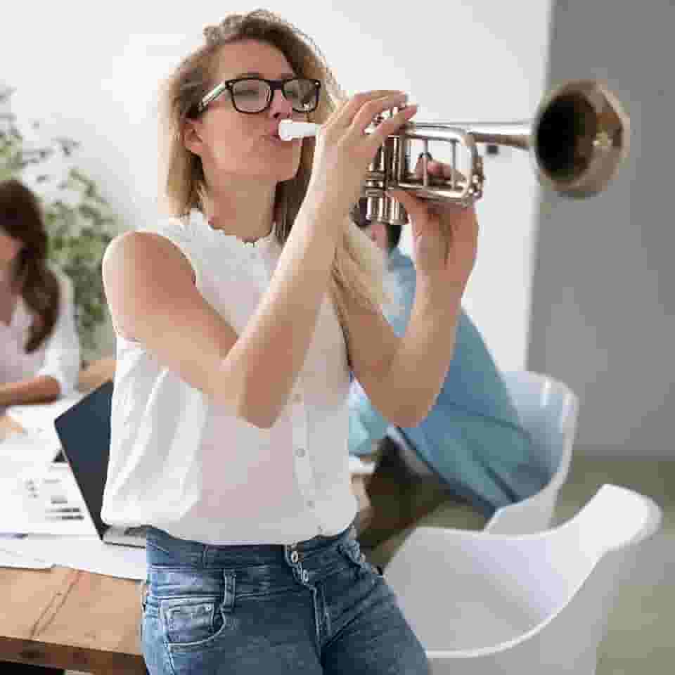 Bocal de trompete para estudantes e profissionais, estrutura de metal durável com tampa ABS, acessórios de desempenho de tom brilhante, melhora a clareza do som e a ressonância (branco)