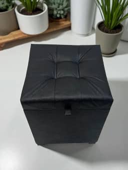 Puff Baú Siena, 36x36x47 cm, Preto Corino, Assento Estofado com Armazenamento