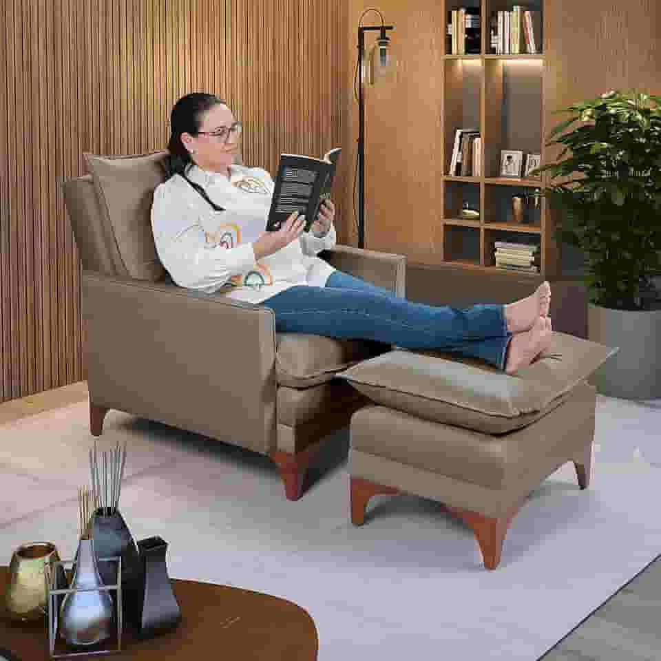 Poltrona Papai Reclinável Munique Veludo Com Puff Banqueta (Chocolate)